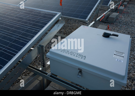 Casella di controllo e pannelli solari vicino al completamento installazione in Adams, Massachusetts. Foto Stock