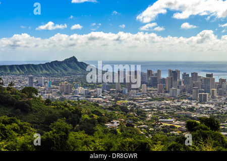 Una vista di Waikiki e Diamond Head come visto da tantalo nel Koolau gamma di montagna su Oahu, Hawaii Foto Stock