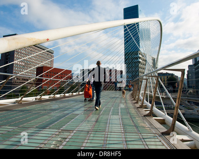 Zubizuri (Campo Volantin ponte), una passerella attraverso il fiume Nervion di Bilbao, Spagna. Progettato da Santiago Calatrava. Foto Stock