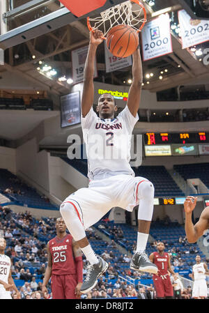 Hartford, CT, Stati Uniti d'America. Xxi gen, 2014. Martedì 21 Gennaio 2014: Connecticut Huskies avanti DeAndre Daniels (2) schiacciate la sfera durante la seconda metà del NCAA pallacanestro tra il Tempio vs Connecticut all XL centro di Hartford, CT. UConn è andato a sbattere Tempio 90-66. Bill Shettle / Cal Sport Media. Credito: csm/Alamy Live News Foto Stock