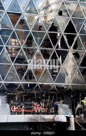 La distruzione a sinistra dietro al Central World shopping mall, maglietta rossa proteste e tumulti, Bangkok, Thailandia. © Kraig Lieb Foto Stock