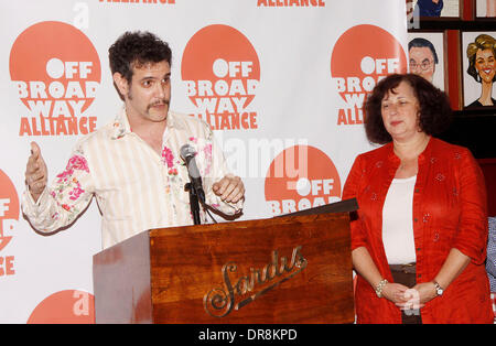 Adam Feldman e Anne Debra Kissel Elliot Il 2012 Off-Broadway Alliance Awards tenutosi a sardi del ristorante New York City, Stati Uniti d'America - 19.06.12 Foto Stock