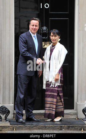 Primo Ministro britannico David Cameron (L) incontra opposizione birmana politico Aung San Suu Kyi (R) al 10 di Downing Street. Londra, Inghilterra - 21.06.12 Foto Stock