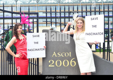 Modello di High Street rivenditore Debenhams protestare fuori Ascot Racecourse a 'Salva il Fascinator' Ascot, Inghilterra - 21.06.12 Foto Stock