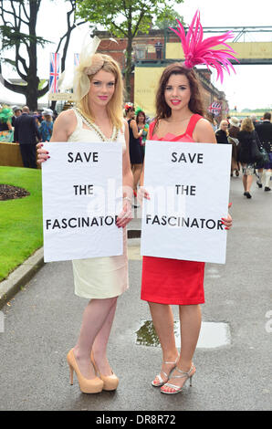 Modello di High Street rivenditore Debenhams protestare fuori Ascot Racecourse a 'Salva il Fascinator' Ascot, Inghilterra - 21.06.12 Foto Stock