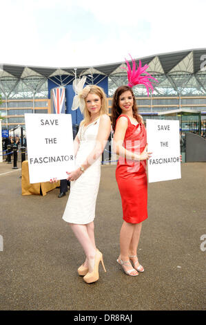 Modello di High Street rivenditore Debenhams protestare fuori Ascot Racecourse a 'Salva il Fascinator' Ascot, Inghilterra - 21.06.12 Foto Stock