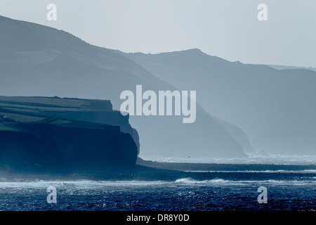 Le drammatiche scogliere Morfa Bychan sul litorale di Cardigan Bay, guardando a sud da Aberystwyth, Galles Ceredigion REGNO UNITO, inverno Foto Stock