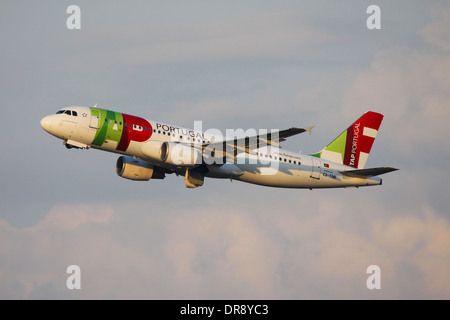 TAP Portugal Airlines Airbus A320 di decollare da Mosca DME aeroporto a Lisbona LIS Foto Stock