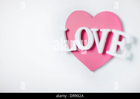 Una parola di amore sul cuore rosa forma Foto Stock