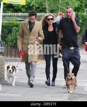 Kate Moss e il marito Jamie Hince a spasso il loro cane Archie Londra Inghilterra - 14.06.12 Foto Stock