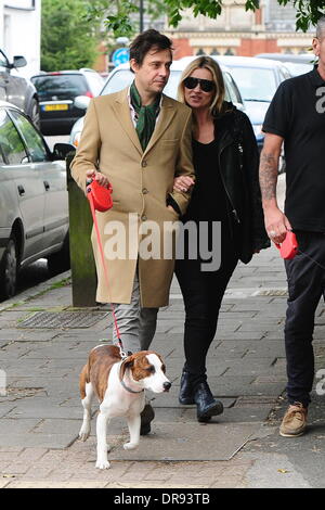 Kate Moss e il marito Jamie Hince a spasso il loro cane Archie Londra Inghilterra - 14.06.12 Foto Stock