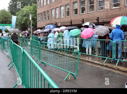 Tifosi in attesa in linea in un giorno di pioggia il gusto di Dublino 2012, svoltasi a Giardini di Iveagh - Day 1 Dublin, Irlanda - 14.06.12 Foto Stock