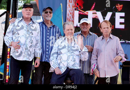 Mike Love, David Marchi, Brian Wilson, Bruce Arthur Johnston e Al Jardine Beach Boys eseguire live in Central Park come parte di Good Morning America estivo della serie di concerti di New York City, Stati Uniti d'America - 15.06.12 Foto Stock