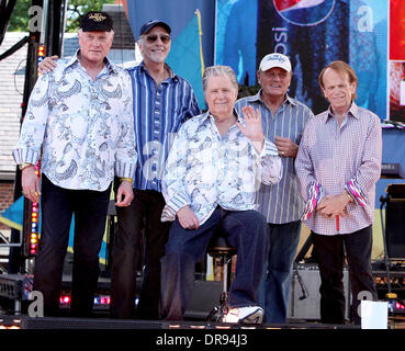 Mike Love, David Marchi, Brian Wilson, Bruce Arthur Johnston e Al Jardine Beach Boys eseguire live in Central Park come parte di Good Morning America estivo della serie di concerti di New York City, Stati Uniti d'America - 15.06.12 Foto Stock