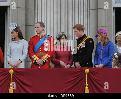 Il principe Harry, Principessa Eugenie, Principessa Beatrice, Catherine, la Duchessa di Cambridge e il principe William, il Duca di Cambridge. assistere al 2012 Trooping il colore cerimonia presso la sfilata delle Guardie a Cavallo per celebrare la regina il compleanno. Londra, Inghilterra - 16.06.12 Foto Stock