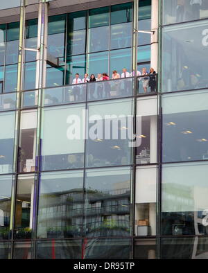 Ospiti atmosfera onore alla signora Aung San Suu Kyi presso il Grand Canal Theatre presso il "elettrico la Birmania in concerto a Dublino, Irlanda - 18.06.12 Foto Stock