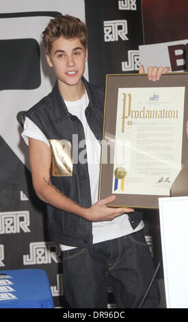 Justin Beiber è presentata una proclamazione dichiarando di Giugno 19 ,2012 "Justin Bieber giorno' durante un cd di firmare per credere' alla Stazione JR di musica mondo New York, Stati Uniti d'America - 19.06.12 Foto Stock