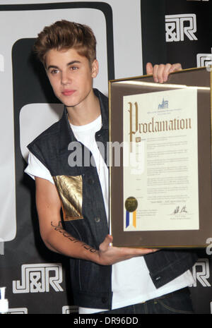 Justin Beiber è presentata una proclamazione dichiarando di Giugno 19 ,2012 "Justin Bieber giorno' durante un cd di firmare per credere' alla Stazione JR di musica mondo New York, Stati Uniti d'America - 19.06.12 Foto Stock