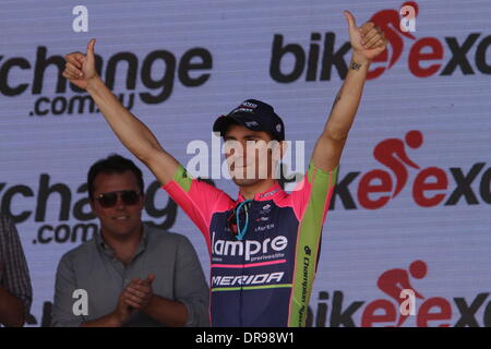 Stirling, Australia. Il 22 gennaio, 2014. Deigo Ulissi (Lampre-Merida) saluta la folla come il vincitore della fase 2 di Santos Tour Down Under 2014 dalla prospettiva di Stirling, South Australia. Credito: Azione Sport Plus/Alamy Live News Foto Stock