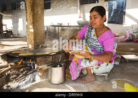 La cottura utilizzando legna a Muni Seva Ashram in Goraj, nei pressi di Vadodara, India. Foto Stock