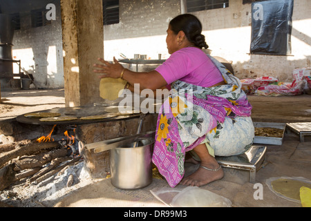 La cottura utilizzando legna a Muni Seva Ashram in Goraj, nei pressi di Vadodara, India. Foto Stock