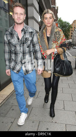 Matthew Wolfenden e Charley Webb di 'Emmerdale' fuori e circa nella zona di Mayfair di Londra, Inghilterra - 23.06.12 con: Matthew Wolfenden,Charley Webb dove: Londra, Regno Unito quando: 23 Giu 2012 Foto Stock