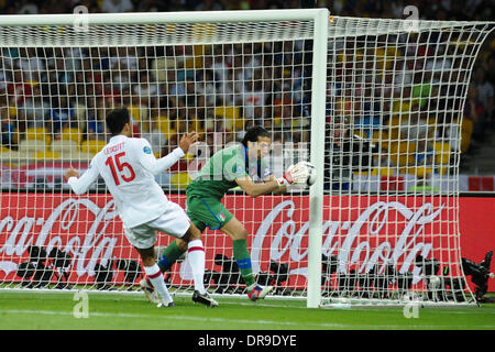 Joleon Lescott e Gianluigi Buffon UEFA Euro 2012 - Inghilterra 0 - 0 Italia - Quarto partita finale svoltasi presso lo Stadio Olimpico di Kiev, Ucraina - 24.06.12 Foto Stock