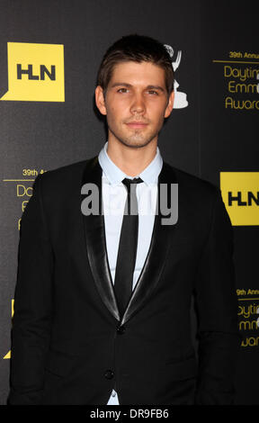 Casey Jon Deidrick 39ore diurne Emmy Awards - Gli arrivi di Beverly Hills, la California - 23.06.12 Foto Stock