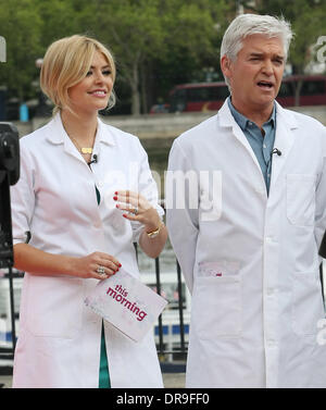 Holly Willoughby e Phillip Schofield riprese al di fuori della ITV Studios di Londra - Inghilterra - 25.06.12 Foto Stock
