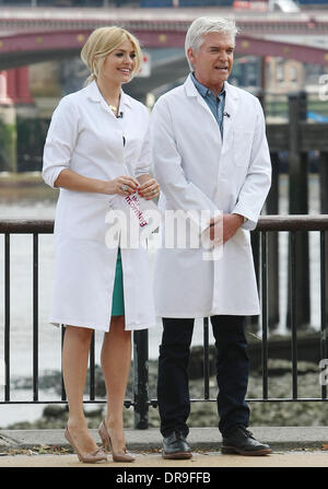 Holly Willoughby e Phillip Schofield riprese al di fuori della ITV Studios di Londra - Inghilterra - 25.06.12 Foto Stock