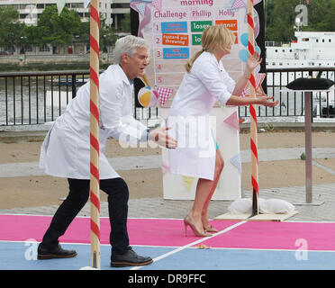 Holly Willoughby e Phillip Schofield riprese al di fuori della ITV Studios di Londra - Inghilterra - 25.06.12 Foto Stock