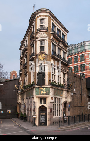 Il frate nero (o) Blackfriar, un grado 2 elencati di Arti e Artigianato e arte Nouveau pub nel centro di Londra. Foto Stock