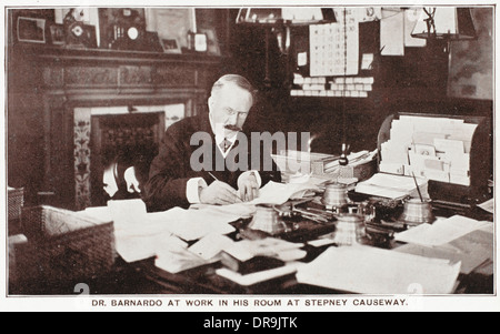 Il Dott. Thomas Barnardo - nel suo ufficio Foto Stock