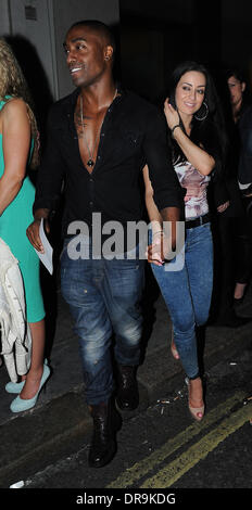 Simon Webbe e fidanzata Maria Kouka arrivando a Buddah Funky night club di Londra - Inghilterra - 26.06.12 Foto Stock