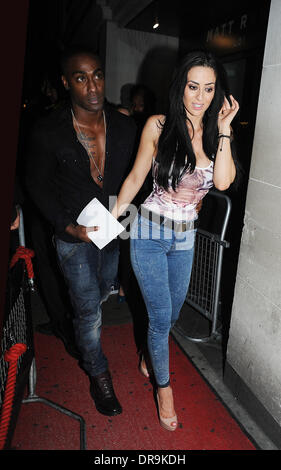 Simon Webbe e fidanzata Maria Kouka arrivando a Buddah Funky night club di Londra - Inghilterra - 26.06.12 Foto Stock