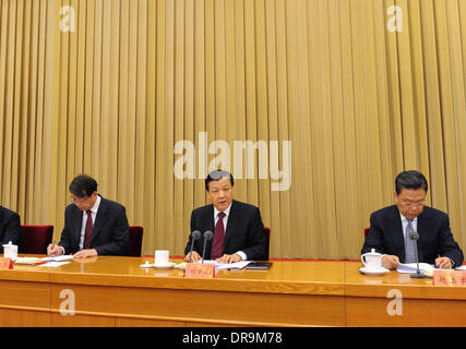Pechino, Cina. Il 22 gennaio, 2014. Liu Yunshan (C), un membro del comitato permanente dell'ufficio politico del Partito Comunista della Cina (CPC) Comitato Centrale, parla nel corso di una riunione dei capi di stato maggiore della locale organizzazione CPC dipartimenti da tutto il paese a Pechino Capitale della Cina, Gennaio 21, 2014. La riunione si è tenuta a Pechino il martedì e il mercoledì. © Rao Aimin/Xinhua/Alamy Live News Foto Stock