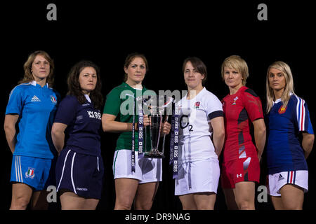 Londra, Regno Unito. Il 22 gennaio, 2014. I comandanti delle donne del team posano con sei nazioni trofeo durante la RBS Sei Nazioni media avviare dall'Hurlingham Club. Credito: Azione Sport Plus/Alamy Live News Foto Stock