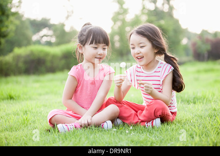 Due ragazza seduta sull'erba Foto Stock