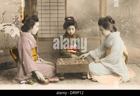 Tre giapponesi ragazze Geisha giocando vai Foto Stock