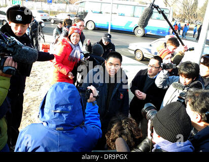 Pechino, Cina. Il 22 gennaio, 2014. Un dimostratore (C) circondato dalla polizia e giornalisti dichiara la solidarietà per i diritti civili attivista Xu Zhiyong, il cui processo inizia a breve, a Pechino, in Cina, 22 gennaio 2014. Successivamente il dimostratore è stato sottratto in un bus dal personale di sicurezza. Foto: STEPHAN SCHEUER/dpa/Alamy Live News Foto Stock