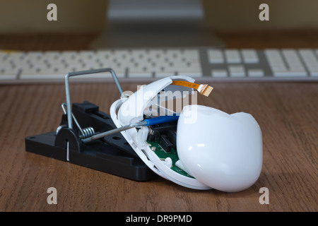 Il mouse del computer catturati e spezzato in due in un mousetrap rattrap con fili di ampolle di appendere fuori impossibile effettuare il login al pc Foto Stock