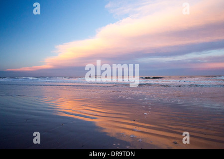 Una tempesta di passaggio al tramonto sopra le isole farne dalla spiaggia a Seahouses, Northumberland, Regno Unito. Foto Stock