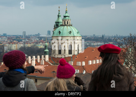 Viste della chiesa di San Nicola e il quartiere di Mala Strana dal Castello di Praga. Perdersi in Mala Strana Foto Stock
