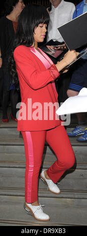 Rihanna lasciando il suo hotel. Londra, Inghilterra - 27.06.12 con: Rihanna lasciando il suo hotel. Dove: Londra, Regno Unito quando: 27 Giu 2012 Foto Stock