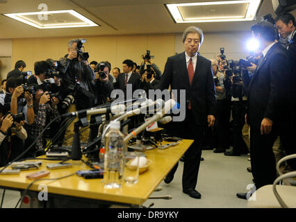 Tokyo, Giappone. Il 22 gennaio, 2014. Ex primo ministro giapponese Morihiro Hosokawa entra in una sala stampa a Tokyo Metropolitan Government Building in Tokyo, capitale del Giappone, 22 gennaio 2014. Hosokawa ha dichiarato che egli è in esecuzione per la elezione del Governatore di Tokyo con un altro ex primo ministro Koizumi sostegno, mirando ad abbandonare i reattori nucleari in Giappone. Credito: Stinger/Xinhua/Alamy Live News Foto Stock