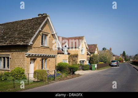 Derry Hill village in WILTSHIRE REGNO UNITO che mostra le diverse proprietà moderna di fronte alla pietra naturale Foto Stock