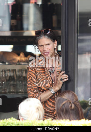 Steven Tyler, lead singer degli Aerosmith si candida con ventole e un fotografo dopo un pranzo in un Downttown ristorante Toronto Toronto, Canada - 28.06.12 Foto Stock