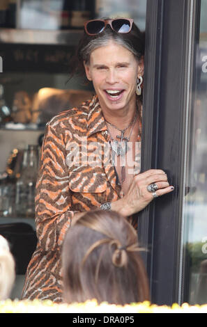 Steven Tyler, lead singer degli Aerosmith si candida con ventole e un fotografo dopo un pranzo in un Downttown ristorante Toronto Toronto, Canada - 28.06.12 Foto Stock