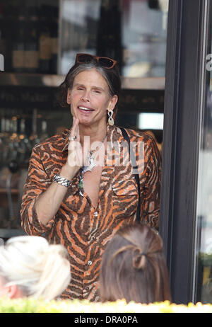 Steven Tyler, lead singer degli Aerosmith si candida con ventole e un fotografo dopo un pranzo in un Downttown ristorante Toronto Toronto, Canada - 28.06.12 Foto Stock