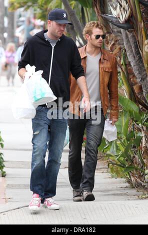 Kellan Lutz fuori con il suo fratello in Venice Beach Los Angeles, California - 28.06.12 Foto Stock